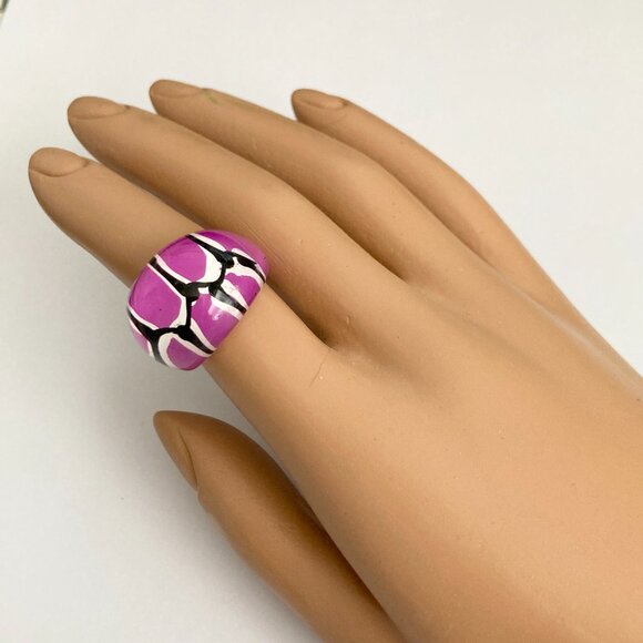 Vintage Lucite Acrylic Ring Size 7 Retro Abstract Hand Painted Purple BlackWhite - Picture 3 of 11